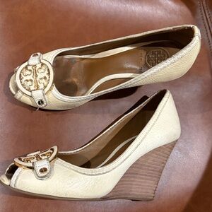 Tory Burch Peep Toe Wedge 7 1/2 cream, leather, preloved